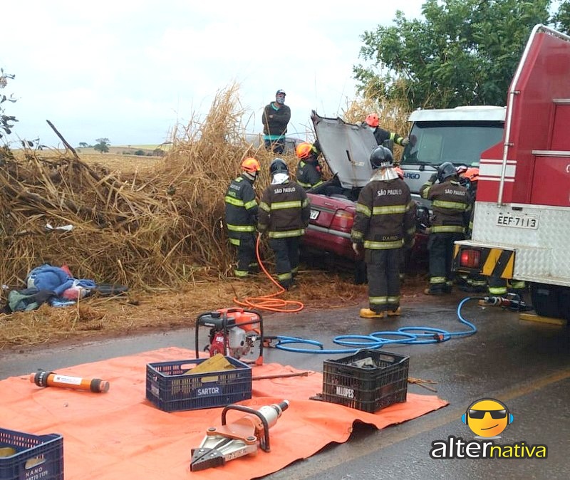 Foto 3 de 5 — Carro bate de frente com caminhão em vicinal da região